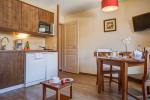 Les 3 Domaines - Kitchen & Dining area. Catalan Pyrenees
